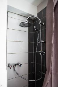 セリニャンにあるles4epicesのバスルーム(シャワー、シャワーヘッド付)が備わります。