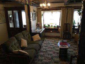 un soggiorno con un divano e un tavolo di Li’le Hullets, 3 Seed Howe Cottages a Staveley