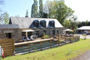 Le Mesnil-GarnierLe Val Daninière B&B Adult only的一座带木栅栏和庭院的房子