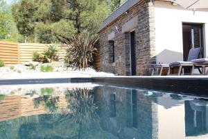 Le Val Daninière B&B Adult only内部或周边的泳池