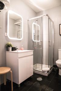 La salle de bains est pourvue d'une douche et d'un lavabo. dans l'établissement Downtown Residence by Apartments2Enjoy, à Porto