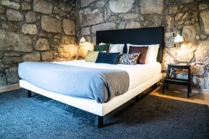 En eller flere senge i et værelse på Downtown Residence by Apartments2Enjoy