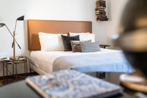 - une chambre avec un lit et des oreillers dans l'établissement Downtown Residence by Apartments2Enjoy, à Porto