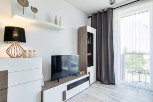 Televízia a/alebo spoločenská miestnosť v ubytovaní Elite Apartments Downtown Premium