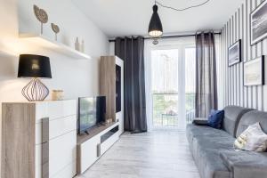 Televízia a/alebo spoločenská miestnosť v ubytovaní Elite Apartments Downtown Premium