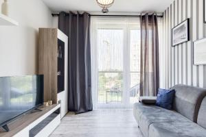 Televízia a/alebo spoločenská miestnosť v ubytovaní Elite Apartments Downtown Premium