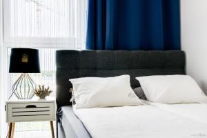 Posteľ alebo postele v izbe v ubytovaní Elite Apartments Downtown Premium