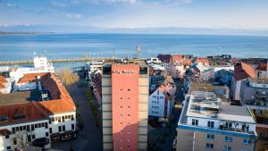 una vista aérea de una ciudad con el océano en Skyhostel Friedrichshafen en Friedrichshafen