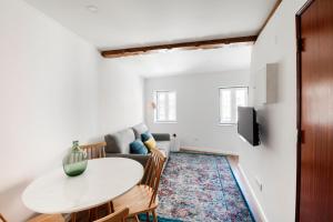 een woonkamer met een tafel en een bank bij PRINCIPE REAL Apartments in Lissabon