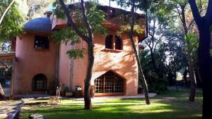 a building with a large window in a yard at "Dulces Sueños" in Cochabamba