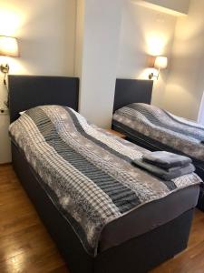 Dos camas en un dormitorio con dos toallas. en Room 211 - Aparthotel Jadranka, en Portorož