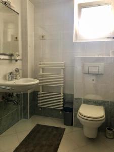y baño con aseo y lavamanos. en Room 211 - Aparthotel Jadranka, en Portorož