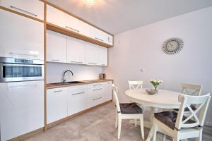 Kuchyňa alebo kuchynka v ubytovaní AMD Apartamenty Bliżej Morza