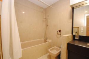 een badkamer met een bad, een toilet en een wastafel bij Résidence Gray d'Albion Studio LEF516 in Cannes