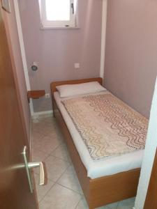 Postel nebo postele na pokoji v ubytování Apartmani Nina
