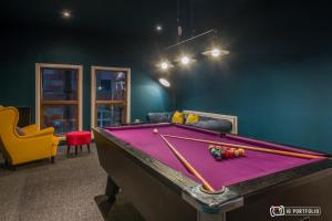 a ping pong table in a room with a pool table at Tyler’s Rest in Belfast