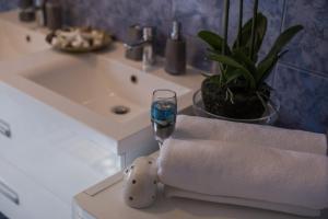 トロギールにあるApartments Zajcのバスルーム(洗面台、ガラス1枚、タオル付) +54枚の写真