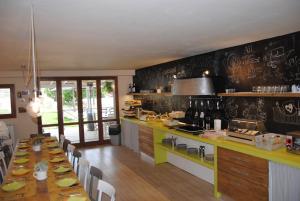 una cocina con una mesa larga en una habitación en Agriturismo Villa Le Vigne, en Montevarchi