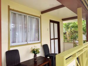 d'une salle à manger avec une table, des chaises et une fenêtre. dans l'établissement Kesa Cloud 9 Hotel & Resort Siargao, à General Luna