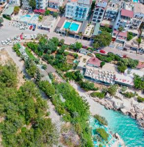 uma vista aérea de uma cidade com um rio em Hotel Ferah em Kas