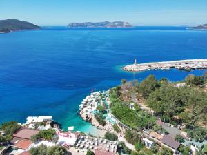 uma vista aérea de um resort sobre a água em Hotel Ferah em Kas