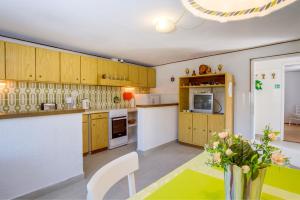 Kuchyň nebo kuchyňský kout v ubytování Apartment Carmen + 21 fotografií