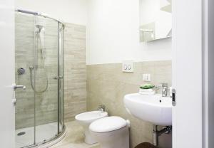 een badkamer met een douche, een toilet en een wastafel bij Yourbanflat Appiani in Padua +17 foto's