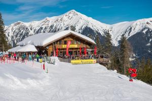 eine Ski-Lodge auf einem schneebedeckten Berg in der Unterkunft Ahornhütte Gastein in Bad Gastein
