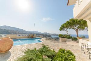 Cette villa dispose d'une piscine et offre une vue sur l'océan. dans l'établissement Villa Lygaria, à Ligaria
