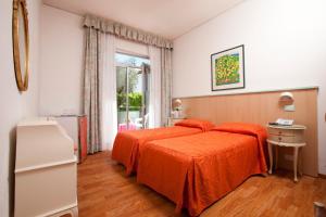 Un pat sau paturi într-o cameră la Hotel Residence Rely