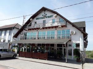 un edificio con un cartel que dice motel oeste en Westmotelrestaurant, en Pădurea Urziceni