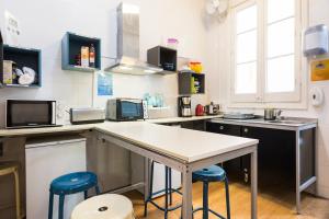Kuchyň nebo kuchyňský kout v ubytování Casa Barcelo Hostel Barcelona