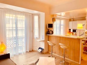een keuken met een aanrecht en 2 krukken in een kamer bij Los Angeles in Cannes