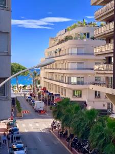 een hoog wit gebouw met een straat ervoor bij Los Angeles in Cannes