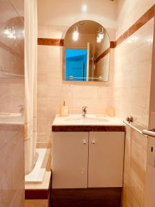een badkamer met een wastafel en een spiegel bij Los Angeles in Cannes