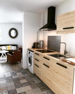 Η κουζίνα ή μικρή κουζίνα στο Maison à 5 mn de l'océan pouvant accueillir jusqu'à 8 personnes