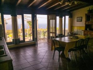 een eetkamer met een tafel en stoelen en een balkon bij VILLA VENERE in San Vito lo Capo