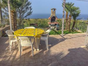 een tafel en stoelen met een tafel en een fornuis bij VILLA VENERE in San Vito lo Capo