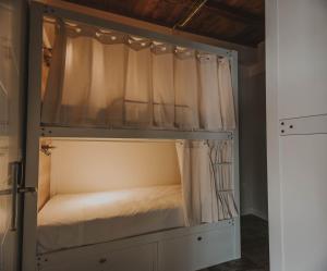 Posteľ alebo postele v izbe v ubytovaní 4U Hostel