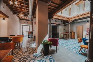 een lobby met stoelen en een tafel in een gebouw bij 4U Hostel in Granada