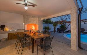 een keuken en eetkamer met een tafel en stoelen bij Villa Zlata in Krk