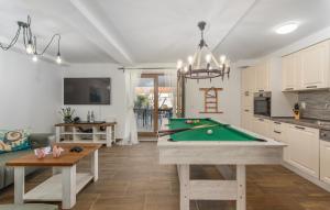 een keuken met een pooltafel en een woonkamer bij Villa Zlata in Krk