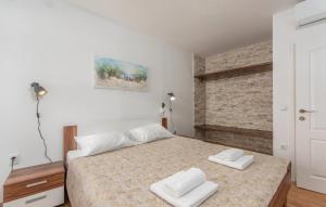 een slaapkamer met een bed met twee handdoeken erop bij Villa Zlata in Krk +39 foto's