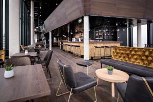 restauracja z kanapami i stołami oraz barem w obiekcie arte Hotel Salzburg w mieście Salzburg