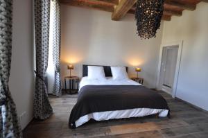 Ένα ή περισσότερα κρεβάτια σε δωμάτιο στο Gite Les Robins