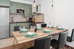 Η κουζίνα ή μικρή κουζίνα στο Comfortable 3-Bedroom Apartment with Balcony and Fast Wi-Fi - 10 Minutes from Old Town