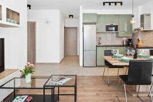 Kuchyňa alebo kuchynka v ubytovaní Comfortable 3-Bedroom Apartment with Balcony and Fast Wi-Fi - 10 Minutes from Old Town
