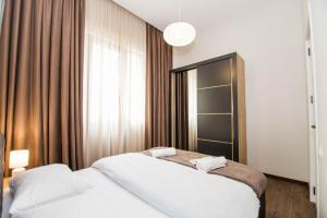 トビリシにあるYour place in Old Tbilisi (Liberty Square)の窓付きのホテルの部屋にベッドが2つある