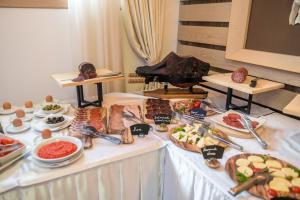 Comida en o cerca de este hotel