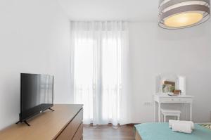 Μια τηλεόραση ή/και κέντρο ψυχαγωγίας στο Comfortable 3-Bedroom Apartment with Balcony and Fast Wi-Fi - 10 Minutes from Old Town